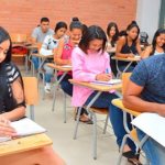 Jovenes realizando examen para ingresar a la universidad