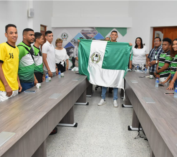 Rector Rober Romero le entregó la bandera a los deportistas que participaran en la final de los Juegos ASCUN 2023.