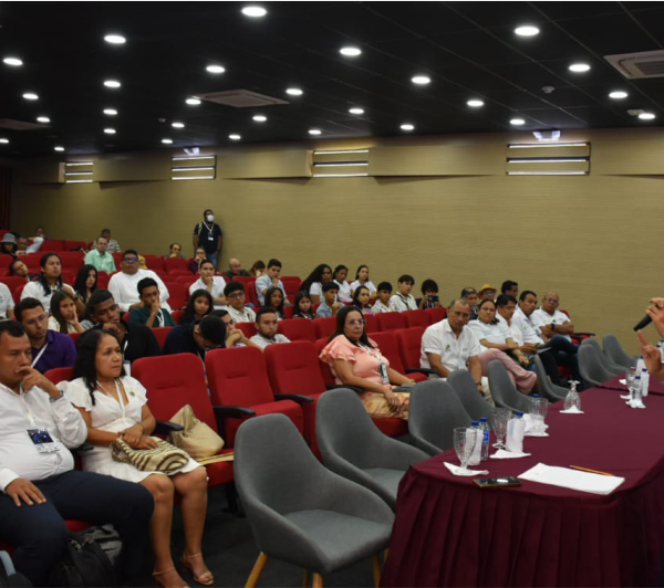 Ministra de la ciencia, tecnología e innovación presentó ponencia en el IX Encuentro Regional de Ciencias Física en la UPC