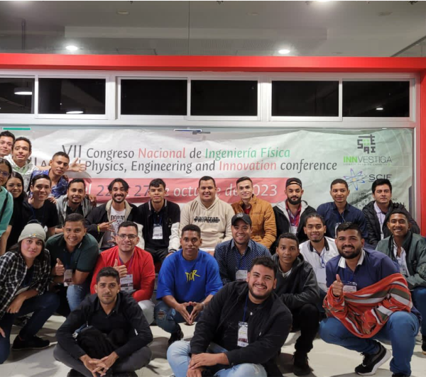 Estudiantes de Ingeniería Electrónica ganaron premio a mejor póster en congreso nacional e internacional sobre Física, en Manizales