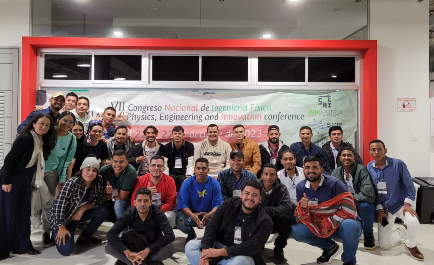 Estudiantes de Ingeniería Electrónica ganaron premio a mejor póster en congreso nacional e internacional sobre Física, en Manizales