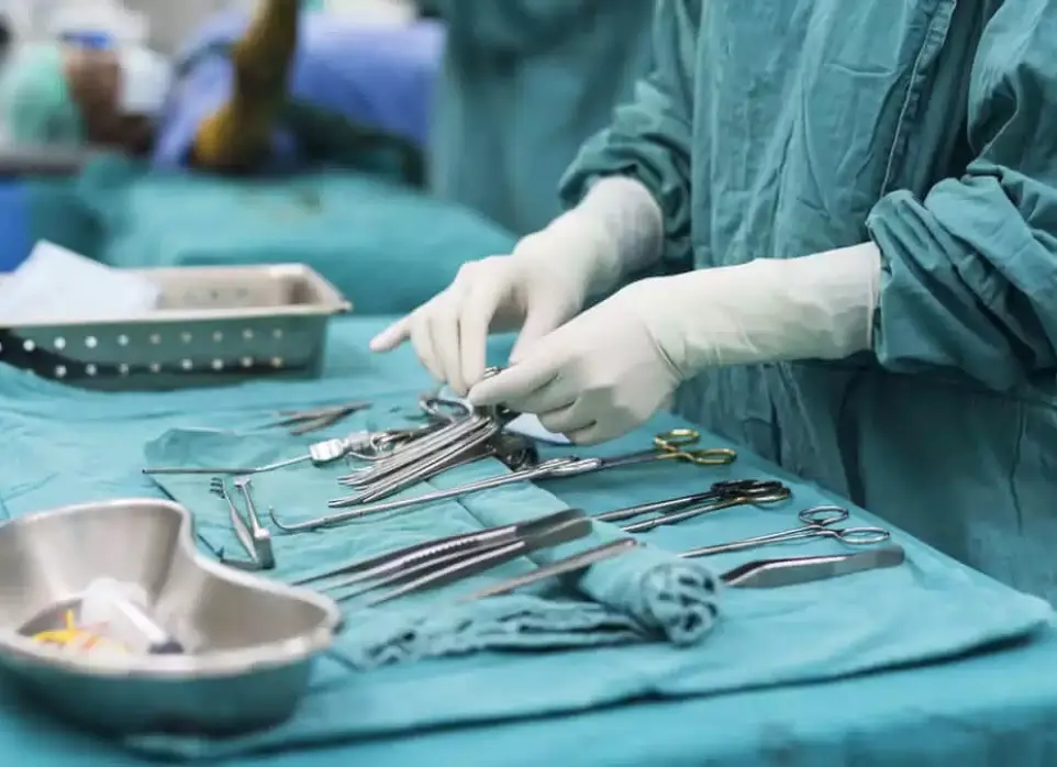Instrumentadora quirurgica en sala de cirugia limpiando los instrumentos