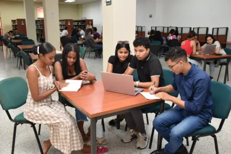 Persona escogiendo un programa