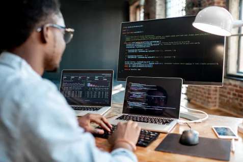 estudiante programando en computadores