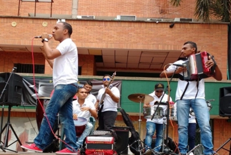 Hombres interpretando música en un escenario, disfrutando de la actuación y conectando con el público.