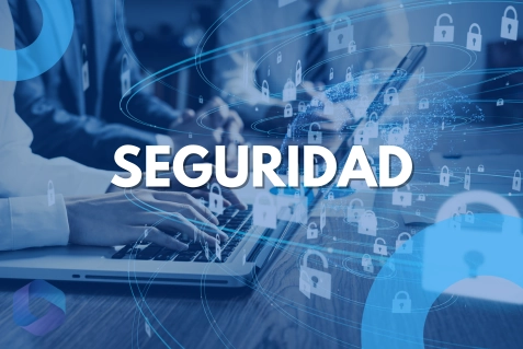 personas trabajando en computador donde se ve la palabra seguridad