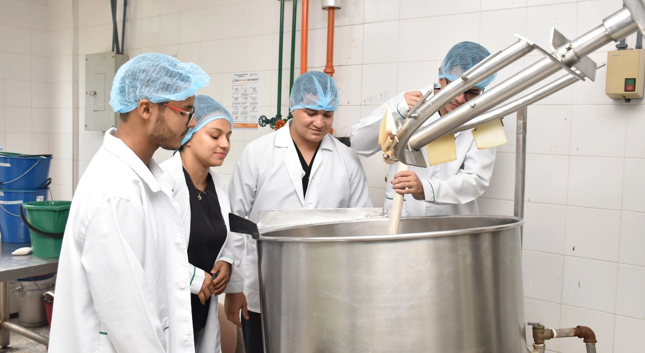 cuatro estudiantes del programa de Ingeniería Agroindustrial en los laboratorios de la universidad