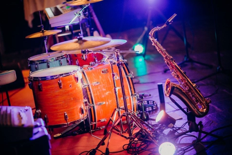 muúco tocando un timbal