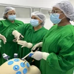 La UPC recibió a estudiantes de la Universidad Simón Bolívar en el laboratorio de simulación de Instrumentación Quirúrgica