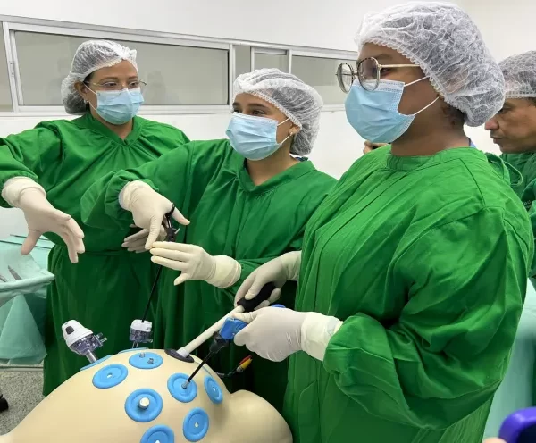 La UPC recibió a estudiantes de la Universidad Simón Bolívar en el laboratorio de simulación de Instrumentación Quirúrgica